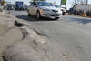 Las obras de colocación de drenaje sobre el bulevar Diagonal Las Fuentes ha afectado el pavimento de algunas calles.