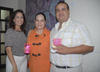 31082012 ISELA  Pedrueza e Ileana Medina durante una exposición.