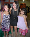 01092012 ARTURO  Flores, Paulina Flores y Susana Aguirre, presentes en la fiesta de cumpleaños de la Sra. Carmen M. de Leal.