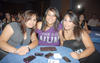02092012 YAZMÍN  Caldera, Tania Caldera y Samantha Favela disfrutando de un show.