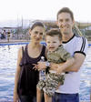 02092012 ALEJANDRA  y Alejandro Gutiérrez con su hijo Estéban.