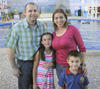 02092012 ROBERTO  Castro y Lucy Galindo con sus hijos Andrea y Leonardo, acudieron al delfinario de la Feria Torreón.