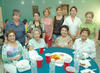 07092012 FESTEJO.  Rosa Oralia Rangel con sus compañeros de trabajo, el día de su cumpleaños.