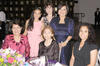 08092012 PRENUPCIAL.  Luz Elena Santa Cruz con algunas de las invitadas a su despedida de soltera.
