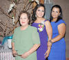 08092012 ANA CRISTINA  Hernández Espinoza durante su festejo prenupcial junto a las anfitrionas: su futura suegra Irma Magaña y su mamá Cristina Espinoza.