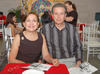 09092012 JUAN  Manuel García junto a su esposa María Estela Álvarez el día que le entregaron un reconocimiento por sus 45 años de servicio.