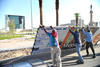 Gradualmente, trabajadores retiraron la cerca y despejaron el área que dio paso a la imagen de la Plaza Mayor de Torreón.