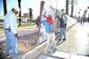 Gradualmente, trabajadores retiraron la cerca y despejaron el área que dio paso a la imagen de la Plaza Mayor de Torreón.