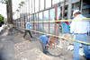 Trabajadores retiraron la cerca de lámina colocada hace dos años al inicio de los trabajos del complejo Gran Plaza de Torreón y la explanada pudo ser vista, lo que llamó la atención de peatones y automovilistas.