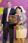 12092012 DONATO  Gutiérrez, presidente de la Feria de Torreón fue el encargado de hacer la entrega del reconocimiento a Carmen Salinas.