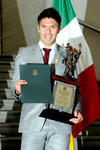 El alcalde de Torreón Eduardo Olmos y el gobernador de Coahuila Rubén Moreira entregaron el reconocimiento a Orible Peralta en el Museo Arocena.