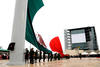 La Bandera de 30 metros de longitud en un asta de 63 metros de altura marcó la ceremonia de inauguración de la Plaza Mayor.