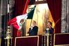 Felipe Calderón ondeó la bandera de México desde el balcón central del Palacio Nacional.