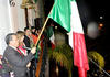El presidente de Lerdo, Roberto Carmona ondeó la bandera en la celebración del Grito de Independencia.