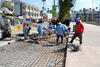 Varios trabajadores de la construcción laboraron a marchas forzadas para volver a poner el piso que se daño en la Plaza Mayor.
