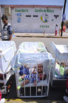 Personal de la guardería Instituto Canadiense Mexicano, en la calzada Salvador Creel, saca a los bebés del edificio en el simulacro realizado ayer por el DíaNacional de Protección Civil.