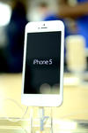 El iPhone 5 desató la locura y rompió récord de ventas en su primer día en el mercado.