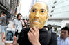 Seguidores de los productos de Apple, lucieron máscaras mientras esperaban para comprar el nuevo iPhone 5.