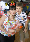 23092012 EN PIñATA.  Mariana con sus hijos Mariana y André.