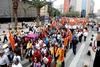 Integrantes del Sindicato Único de Trabajadores del Gobierno del Distrito Federal (SUTGDF) realizaron una marcha contra la aprobación de la reforma laboral, en las inmediaciones del Senado de la República, por lo que originan caos vial en la zona.