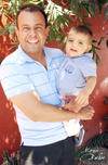 29092012 CONVIVEN.  Héctor Ramírez Berumen y su hijito Santiago.
