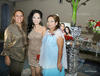 29092012 LA FESTEJADA  acompañada de su mamá la Sra. Rocío Murillo y su futura suegra la Sra. Oralia Ramírez, organizadoras de su agradable despedida de soltera.