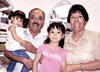 30092012 PIñATA.  Azul del Pilar fue festejada con motivo de sus cinco años, en la foto la acompañan su hermanita Mariana y sus abuelos Roberto y María del Pilar.