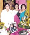 06102012 LA RADIANTE  novia acompañada de su futura suegra Sra. Dora Luz García de Tabares y su mamá Sra. Blanca Evelia Cooremans de Ramírez.