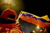 Minutos después de que la presidenta del Consejo Nacional Electoral (CNE), Tibisay Lucena, declarara que el presidente Hugo Chávez fue reelecto para el período 2013-2019, el oficialismo celebró ruidosamente en toda la capital venezolana.