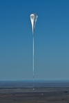 Baumgartner, de 43 años de edad, fue remontado a una altura de más de 39 mil metros por uno de los mayores globos aerostáticos construidos hasta ahora, 10 veces más grande que el de tamaño normal.