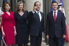 El próximo presidente de México y el mandatario francés posaron para las cámaras al igual que sus respectivas compañeras y luego se internaron en la casa presidencial.