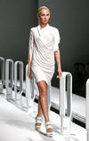 Una modelo presenta una creación de Yu Amatsu para 'Un grado Fahrenheit' en la Mercedes-Benz Semana de la Moda de Tokio.