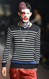Modelos desfilaron con la cara pintada de payaso en la pasarela del diseñador japonés Yoshio Kubo.