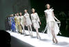 Una modelo camina por la pasarela con creaciones de Tamae Hirokawa para Somarta durante un desfile de la semana de la moda de Tokio.