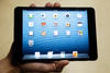 El nuevo iPad mini tiene una pantalla, sin Retina, de 7.9 pulgadas (el iPad cuenta con una de 9.7 pulgadas), mide 7.2 mm de grosor, una cuarta parte de lo ancho de su predecesores y pesa alrededor de 300 gramos (53% más ligero).