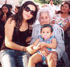 25102012 FESTEJA.  Doña Antonia Carrillo Soto celebró 101 años de edad, con su bisnieta Mariana Débora y tataranieta Fernanda Yamilet.