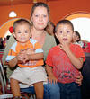 23102012 MARíA  Osuna junto a los pequeños José Carlos y Carlos.