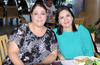 27102012 LA FESTEJADA  acompañada de su futura suegra Sra. Raquel Márquez de Burgos y su mamá Sra. María Antonieta Estrello de López.