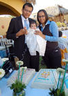 28102012 MATEO  con sus padrinos Dr. Héctor Manuel Ramírez Ramos y L.A.E. Diana Guadalupe Quezada Castro.