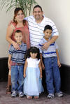 28102012 EN UN BAUTIZO.  Karina Llamas y Víctor Márquez con sus hijos Daniel, Maite y José.