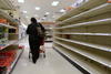 Estadounidenses se prepararon para recibir el huracán 'Sandy' adquiriendo sus alimentos básicos.
