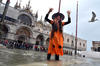 Jóvenes salieron a la inundada plaza de San Marco en Venecia con sus disfraces de Halloween.