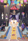 03112012 ALUMNOS  y maestros del colegio América decoraron un enorme altar de muertos.