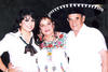 03112012 EN RECIENTE FESTEJO.  Claudia Alejandra con sus abuelitos Martha y Fernando Muñoz O.