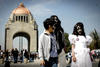 Aspecto de los participantes de la “Zombie Walk México”, caminata que salió del Monumento de la Revolución rumbo al Zócalo capitalino, que ayer batieron su propio récord.
