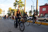 Una pizca de buen humor se observó ayer en la coincidencia de la marcha Zombie y el paseo de ciclistas por la Morelos.