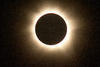 En Chile, cientos de personas pudieron observar el eclipse de sol parcial que se registró en ese país, que ya disfruta de altas temperaturas, y que coincidió con la puesta del astro rey.