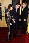 La actriz británica MyAnna Buring lució un elegante vestido al desfilar por la alfombra roja.