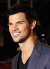 Taylor Lautner portó un traje color azul con una camisa negra en el estreno de la última película de Crepúsculo en Londres.