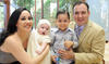 Fue bautizado el pequeño Luis Fernando SotomayorQuintero, quien luce junto a sus papás Gloria Angélica y Fernando Sotomayor, y su hermanito.